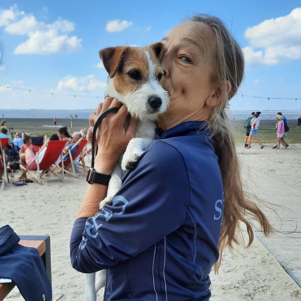 Parson Russell Terrier mit Züchterin Kerstin Klaasen
