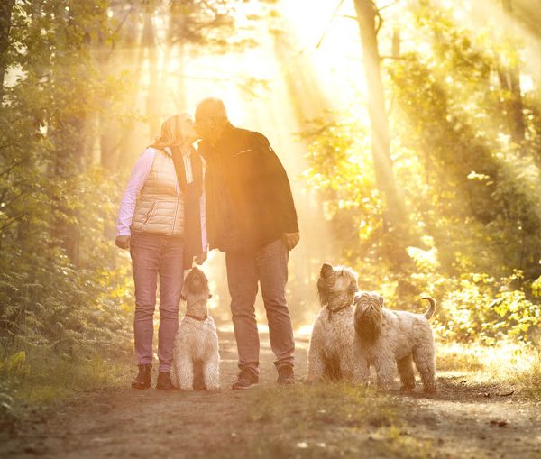 Charming walk the Line Züchterfamilie mit Hunden