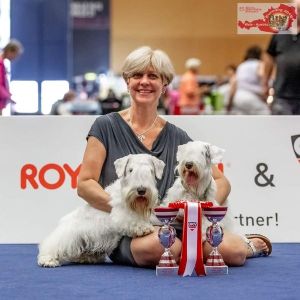 Sealyhamm Züchterin Christel Stamm mit 2 Sealyham Terriern